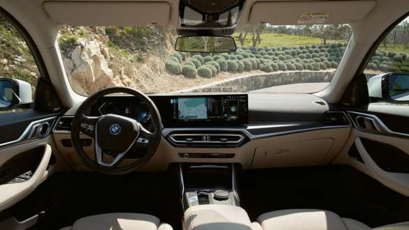 Habitaclul unui BMW i4 G26 2021 Imagine din interior cu habitaclul unui BMW i4 G26 2021