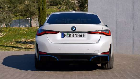 Imagine din partea din spate a unui BMW i4 eDrive40 G26 2021 în timp ce parchează Imagine din partea din spate a unui BMW i4 eDrive40 G26 2021 Alb Mineral în timp ce parchează