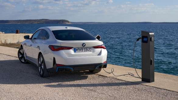 Un BMW i4 eDrive40 G26 2021 care se încarcă la o staţie publică Un BMW i4 eDrive40 G26 2021 care se încarcă la o staţie publică