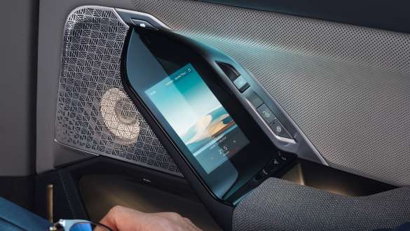 Experienţa Divertisment Fond din BMW i7 Sedan G70 Divertisment Fond - ecran tactil integrat în portierele din spate din BMW i7 Sedan G70
