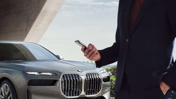 BMW i7 Sedan G70 Digital Key Plus BMW i7 Sedan G70 Digital Key Plus şi smartphone în faţa unei portiere
