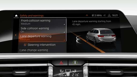 Asistent la direcţie şi la menţinerea traseului BMW M340i xDrive Touring cu Asistent la direcţie şi la menţinerea traseului