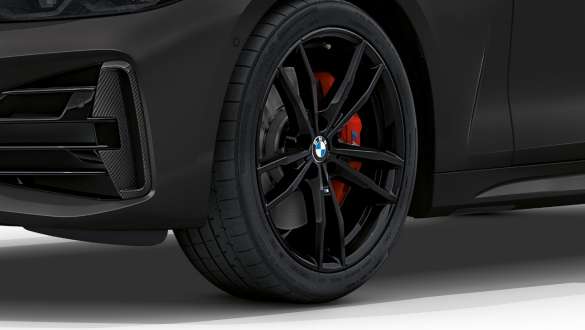 Jantele M din aliaj uşor Double-spoke de 18” ale BMW M440i xDrive Cabriolet G23 2020 Imagine în prim plan cu jantele M din aliaj uşor Double-spoke de 18”, tip 848, Jet Black Bicolor ale BMW M440i xDrive Cabriolet G23 2020