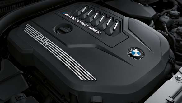 Motorul BMW M TwinPower Turbo pe benzină al BMW M440i xDrive Cabriolet G23 2020 Imagine în prim plan cu carcasa motorului BMW M TwinPower Turbo pe benzină cu 6 cilindri în linie al BMW M440i xDrive Cabriolet G23 2020