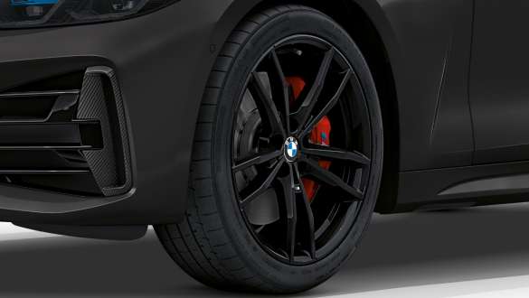 Frânele M Sport ale BMW M440i xDrive Cabriolet G23 2020 Imagine în prim plan cu jantele din aliaj uşor ale BMW M440i xDrive Cabriolet G23 2020, cu frână M Sport