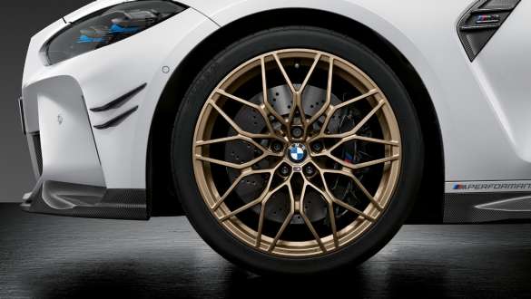 Jantele M Performance forjate Cross-spoke, tip 1000 M în Bronz Frozen Gold ale BMW M4 Competition Cabriolet G83 2021 cu xDrive M Imagine în prim plan cu jantele M Performance forjate Cross-spoke, tip 1000 M în Bronz Frozen Gold ale BMW M4 Competition Cabriolet G83 2021 cu xDrive M