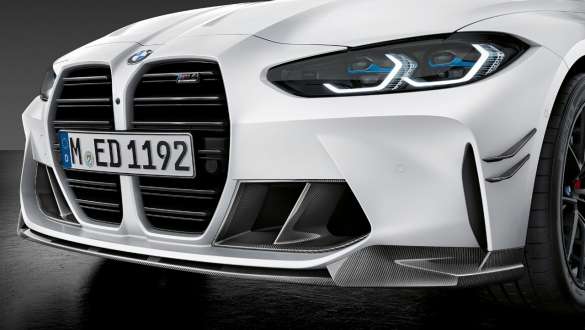 Splitter frontal M Performance din fibră de carbon al BMW M4 Competition Cabriolet G83 2021 cu xDrive M Imagine în prim plan cu partea din faţă a splitter-ului frontal M Performance din fibră de carbon al BMW M4 Competition Cabriolet G83 2021 cu xDrive M