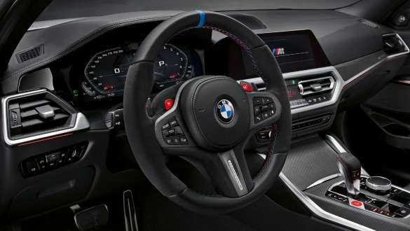 Volanul M Performance Pro al BMW M4 Competition Cabriolet G83 2021 cu xDrive M Imagine în prim plan din interior cu volanul M Performance Pro al BMW M4 Competition Cabriolet G83 2021 cu xDrive M