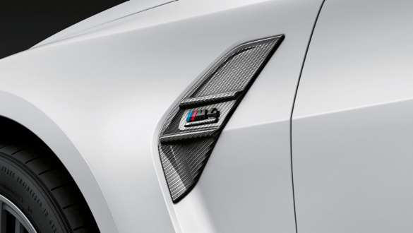 Air Breather M Performance din fibră de carbon al BMW M4 Competition Cabriolet G83 2021 cu xDrive M Imagine în prim plan cu Air Breather M Performance din fibră de carbon al BMW M4 Competition Cabriolet G83 2021 cu xDrive M