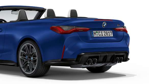 Designul părţii din spate a BMW M4 Competition Cabriolet cu G83 2021 xDrive M Imagine cu trei sferturi din partea din spate a BMW M4 Cabriolet Competition G83 2021, BMW Individual Albastru Frozen Portimao cu designul părţii din spate