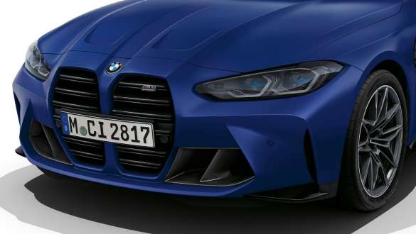 Designului părţii frontale al BMW M4 Competition Cabriolet G83 2021 cu xDrive M Imagine cu trei sferturi din partea frontală a designului părţii din faţă al BMW M4 Competition Cabriolet G83 2021 cu xDrive M, în BMW Individual Albastru Frozen Portimao