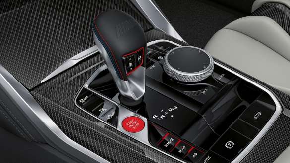 Transmisia Steptronic M cu 8 trepte a BMW M4 Competition Cabriolet cu xDrive M G83 2021 Imagine în prim plan cu consola centrală din interior a BMW M4 Competition Cabriolet cu xDrive M G83 2021 cu transmisia Steptronic M cu 8 trepte