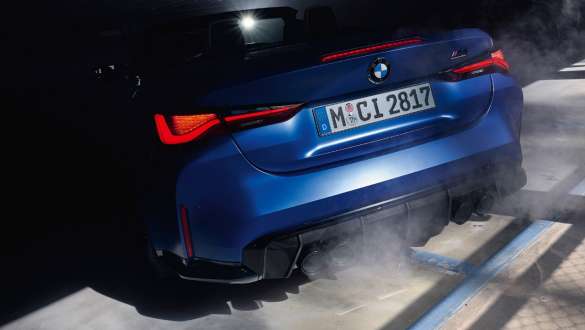 Imagine în prim plan cu partea spate a BMW M4 Competition Cabriolet G83 2021 cu xDrive M Imagine în prim plan cu partea spate a BMW M4 Competition Cabriolet G83 2021 cu xDrive M, în BMW Individual Albastru Frozen Portimao