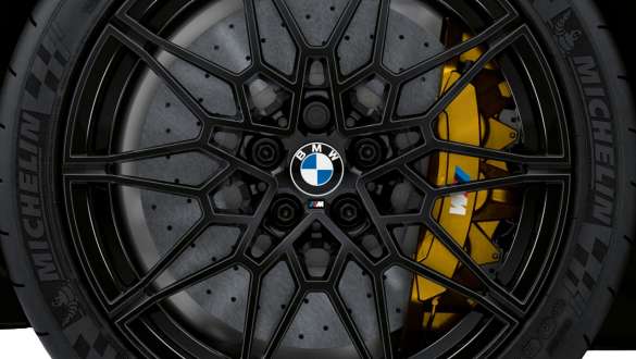 Frânele M Carbon cu discuri din ceramică ale BMW M4 Competition Coupé G82 2020 Imagine în prim plan cu frânele M Carbon cu discuri din ceramică ale BMW M4 Competition Coupé G82 2020