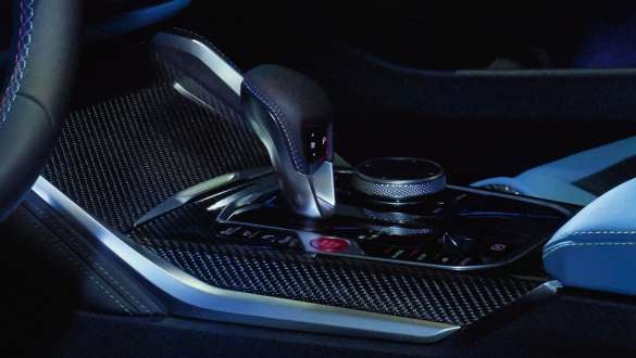 Transmisia M Steptronic cu 8 trepte a BMW M4 Competition Coupé G82 2020 Imagine în prim plan cu consola centrală din interior a transmisiei M Steptronic cu 8 trepte a BMW M4 Competition Coupé G82 2020