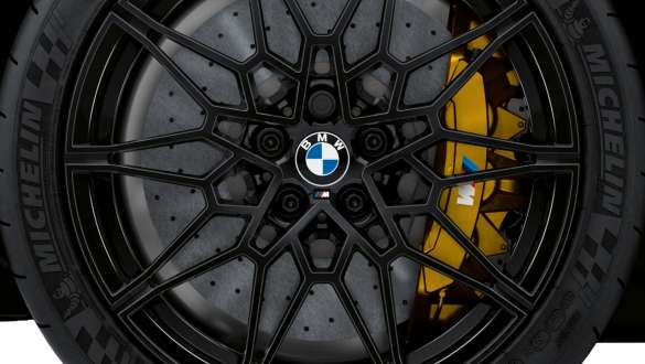 Frânele M Carbon cu discuri din ceramică ale BMW M4 Coupé G82 2020 Imagine în prim plan cu frânele M Carbon cu discuri din ceramică a BMW M4 Coupé G82 2020
