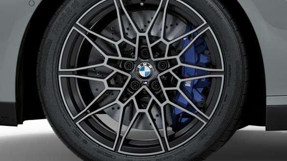 Frânele M din material compozit ale BMW M4 Coupé G82 2020 Imagine în prim plan cu frânele M din material compozit ale BMW M4 Coupé G82 2020