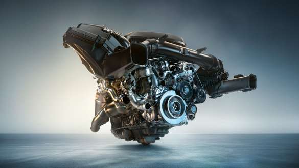 Motorul BMW M TwinPower Turbo pe benzină cu 6 cilindri în linie al BMW M4 Coupé G82 2020 Imagine în prim plan cu motorul BMW M TwinPower Turbo pe benzină cu 6 cilindri în linie al BMW M4 Coupé G82 2020
