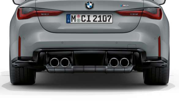 Finisajele cromate ale ţevilor de eşapament ale BMW M4 Coupé G82 2020 Imagine în prim plan cu finisajele cromate ale ţevilor de eşapament ale BMW M4 Coupé G82 2020
