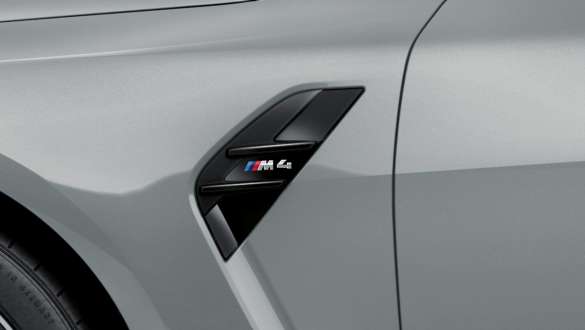 Prizele de aer laterale M ale BMW M4 Coupé G82 2020 Imagine în prim plan cu prizele de aer laterale M ale BMW M4 Coupé G82 2020