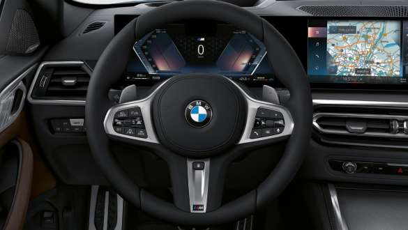Volanul M îmbrăcat în piele al BMW M440i xDrive Coupé G22 2020 Imagine în prim plan cu interiorul BMW M440i xDrive Coupé G22 2020, cu volan M îmbrăcat în piele