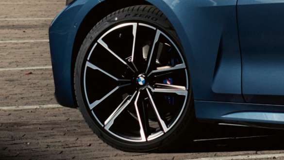 Jante M din aliaj uşor de 18”, tip 848 ale BMW M440i xDrive Coupé G22 2020 Imagine în prim plan cu jantele M din aliaj uşor de 18”, tip 848 ale BMW M440i xDrive Coupé G22 2020