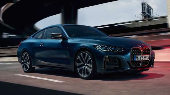 Diferenţial M Sport al BMW M440i xDrive Coupé G22 2020 Imagine cu trei sferturi din partea laterală a BMW M440i xDrive Coupé G22 2020 cu diferenţial sport M în Albastru Arctic Race metalizat
