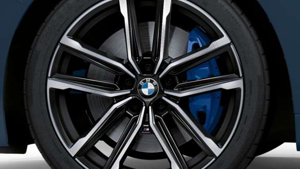 Frânele M Sport ale BMW M440i xDrive Coupé G22 2020 Detaliu cu jantele din aliaj uşor şi frâna M Sport ale BMW M440i xDrive Coupé G22 82 2020