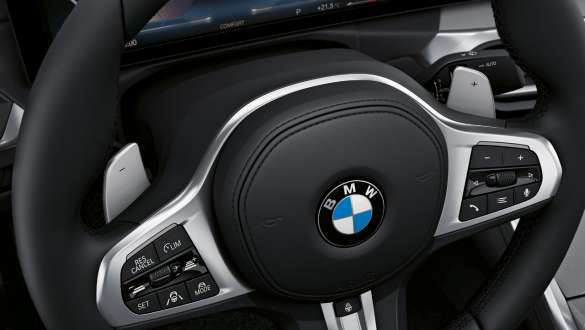 Volan sport reglabil BMW M440i xDrive Coupé G22 2020 Imagine în prim plan cu interiorul BMW M440i xDrive Coupé G22 2020, cu volan sport reglabil