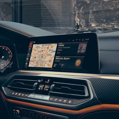 Habitaclul BMW X6 M50i Imagine cu habitaclul BMW X6 M50i, orientat spre conducătorul auto