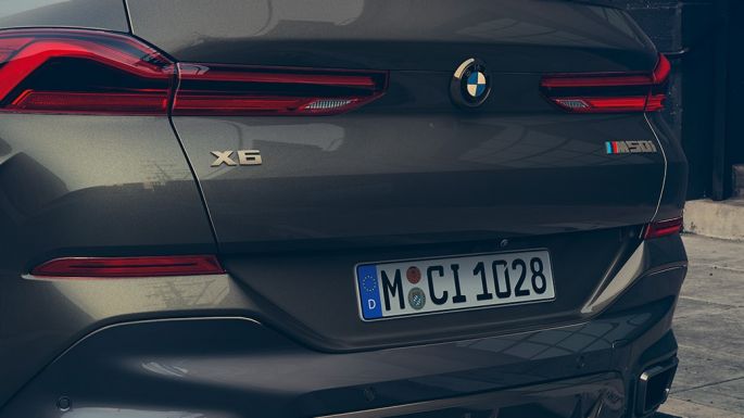 Partea spate a BMW X6 M50i. Imagine în prim-plan cu partea spate a BMW X6 M50i.