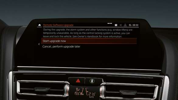 „Remote Software Upgrade” (trad. Actualizare de la distanţă a software-ului). Modelele BMW Seria 8 Cabriolet M cu „Remote Software Upgrade” (trad. Actualizare de la distanţă a software-ului).