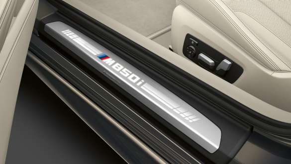 Pragul portierei cu inscripţie „M850i”. Pragul portierei BMW M850i xDrive Cabriolet cu inscripţie „M850i”.