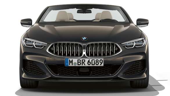 Partea frontală a BMW M850i xDrive Cabriolet. Imagine cu partea frontală a BMW M850i xDrive Cabriolet în Gri Dravit metalizat cu soft-top-ul deschis şi grilă dublă a radiatorului în Gri Cerium Galvanic.