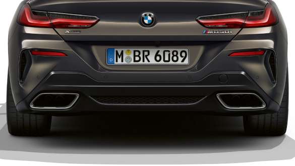 Ţevi de eşapament în stânga şi în dreapta. BMW M850i xDrive Cabriolet cu ţevi de eşapament în stânga şi în dreapta.