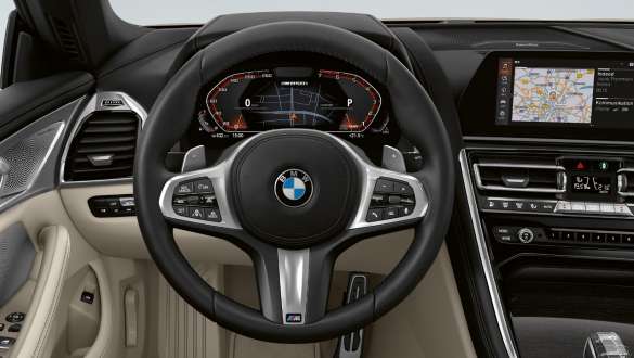 Volan M îmbrăcat în piele. Habitaclul BMW M850i xDrive Cabriolet cu volan M îmbrăcat în piele.