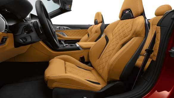 Piele Merino integrală cu granulaţie fină/ Alcantara. BMW M8 Competition Cabriolet cu piele Merino integrală cu granulaţie fină/ Alcantara.