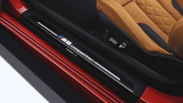 Praguri portiere cu emblema „M8 Competition”. Pragurile portierelor BMW M8 Competition Cabriolet cu emblema „M8 Competition”.