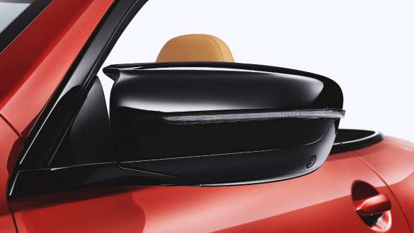 Capace oglinzi exterioare negre. BMW M8 Competition Cabriolet cu capace oglinzi exterioare negre.