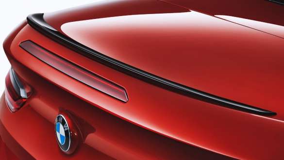 Spoiler M negru pentru partea spate. BMW M8 Competition Cabriolet cu spoiler M negru pentru partea spate.