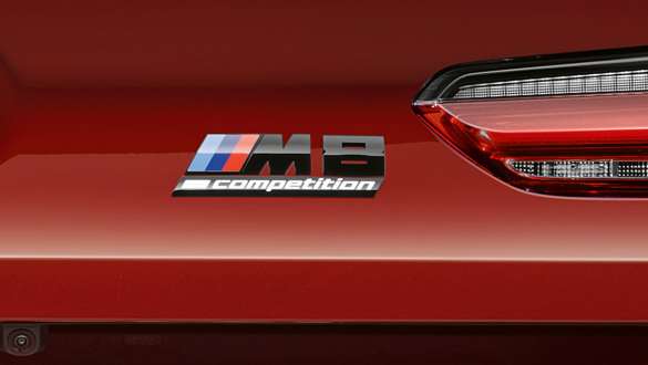 Inscripţie „M8 Competition”. BMW M8 Competition Cabriolet cu inscripţie „M8 Competition”.