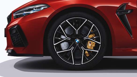 Jante M din aliaj uşor de 20”, tip 811 M, bicolore. BMW M8 Competition Cabriolet cu jante M din aliaj uşor de 20”, tip 811 M, bicolore.