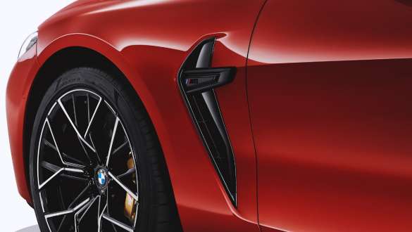 Prize de aer laterale M negre. BMW M8 Competition Cabriolet cu prize de aer laterale M.