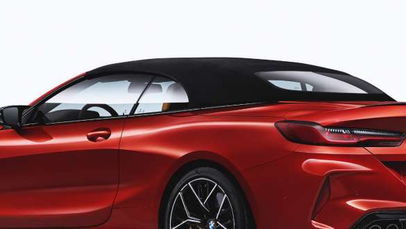 Soft-top negru. BMW M8 Competition Cabriolet cu soft-top negru.