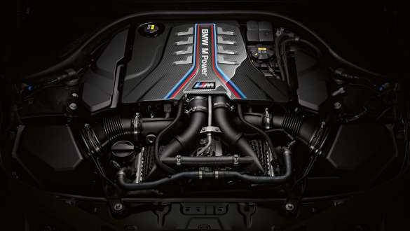 Motorul performant M TwinPower Turbo pe benzină cu 8 cilindri. BMW M8 Competition Cabriolet cu motorul performant M TwinPower Turbo pe benzină cu 8 cilindri.