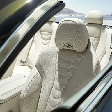 BMW M850i xDrive Cabriolet cu scaune multifuncţionale pentru conducătorul auto şi pasagerul faţă. BMW M850i xDrive Cabriolet în Gri Dravit metalizat cu soft-top-ul deschis şi interiorul cu scaune multifuncţionale cu ornamente din piele Merino în Alb Ivory de la BMW Individual.