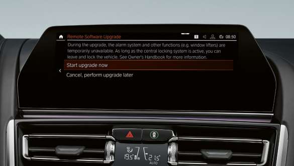 „Remote Software Upgrade” (trad. Actualizare de la distanţă a software-ului). Imagine cu modelele BMW Seria 8 Coupé M cu „Remote Software Upgrade” (trad. Actualizare de la distanţă a software-ului).