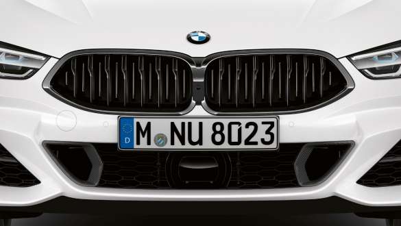 Pachetul M Aerodinamic al BMW M850i xDrive Gran Coupé Imagine frontală cu BMW M850i xDrive Gran Coupé, G16, 2019, în Alb Mineral metalizat de la BMW Individual cu pachetul M Aerodinamic