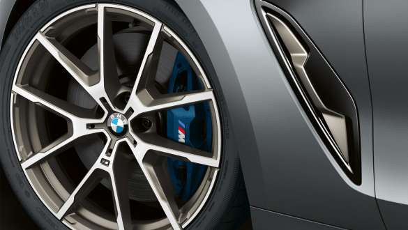 Frânele M Sport ale BMW M850i xDrive Gran Coupé Imagine din lateral cu frânele M Sport ale BMW M850i xDrive Gran Coupé, G16, 2019, în Frozen Bluestone metalizat de la BMW Individual