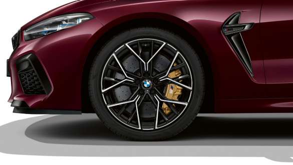 Frânele M configurabile ale BMW M8 Competition Gran Coupé Imagine din lateral cu frânele M configurabile ale BMW M8 Competition Gran Coupé, F93, 2020, în Ametrin metalizat de la BMW Individual